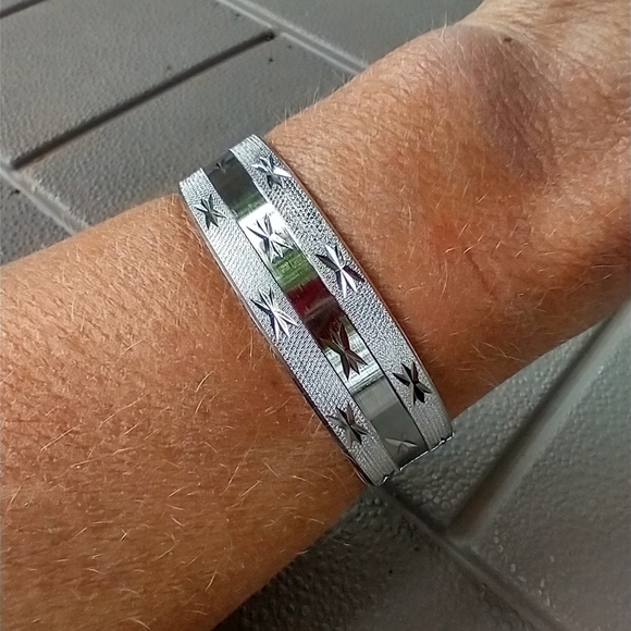 Women's silver tone textured star bracelet. - Picture 1 of 4
